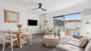 Apartment Awesome Location, Near Cafes, Restaurants, Short Stroll To The Beach